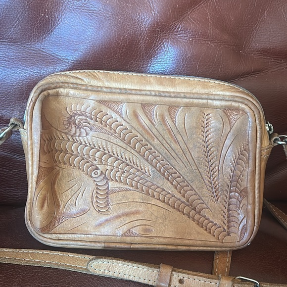 Force Ten Handcrafted Classic Leather Crossbody - Picture 8 of 14